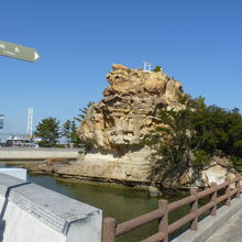 奇岩が風景にうまく溶け込んでいる絵島