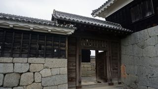 一ノ門、二ノ門、三ノ門と続く一連の構えを形成