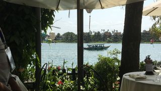 川から吹き抜ける風が気持ちいい