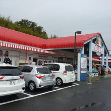 赤い屋根が目印の直販店