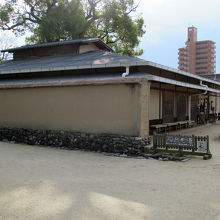 復元された武家屋敷に合わせて、壁も土壁風です