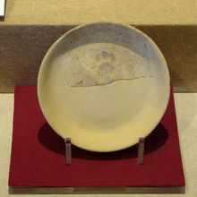 「猫の足跡のある皿」です