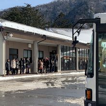 週末のバスターミナルは混雑するので早めに並ぶと良いです。