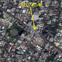 プロンポン駅は、スクウィンヴィット通りにあり、賑やかな駅です