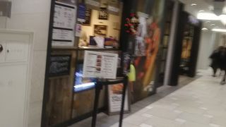 ボリュームのあるロブスターの入ったサンドイッチ