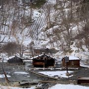 硫黄臭がする風光明媚な源泉の風景です。