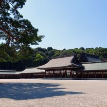 左右に長い回廊を連ねた内拝殿