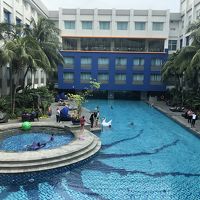 中庭には大きなプール