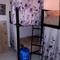 ドミトリー部屋、カーテンでプライベートもバッチリ