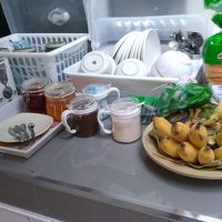 朝食は、外のスペースにテーブルとイスが用意されています