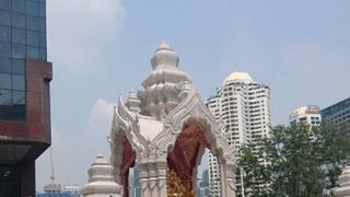 寄贈された像の置物が其処ここに並んでいます