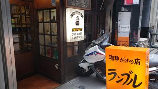 多種多様なコーヒーがある。外国人観光客に人気