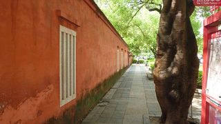 綺麗な赤レンガに囲まれた洗練された廟です