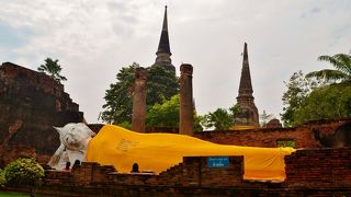 白漆喰にオレンジの糞雑衣が鮮やか