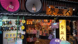 奥には色とりどりのハンカチシリーズ