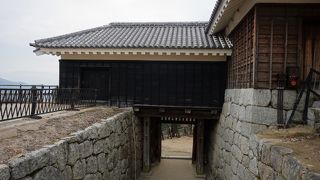 隠門と一体になった建物