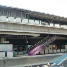 ＢＴＳアソーク駅は、２階が改札階、３階が電車のホームです。