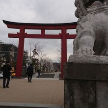 段かづらの鳥居から八幡宮を望む