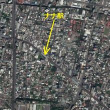 スクウィンヴィット通りにあるＢＴＳナナ駅の周辺は、賑やかです