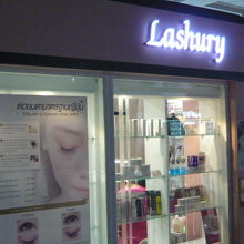 ナナ駅の構内には、女性客が喜ぶ化粧品のコーナーがあります。