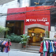 ナナ駅のすぐ傍には、ホテルが林立しています。間口が狭いですが