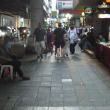 ナナ駅の周辺です。夜には、露店が立ち並び、歩けなくなります。