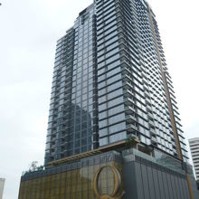 ナナ駅に繋がつた高層のビルが出現し、入居者を募集しています。