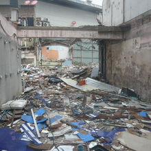 ナナ駅の周りの古い建物は、取り壊され新ビルに生まれ変わります