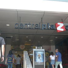 ラップラオのセントラルプラザの入口です。東側の入口になります