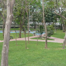 ラップラオのセントラルプラザは、公園の傍にあり、入り易いです