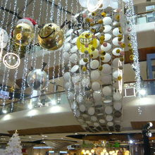 クリスマス商戦のためでしょうか、豪華な飾りつけがされています