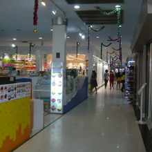 セントラルプラザの店内の通路の横に、置かれている商品です。