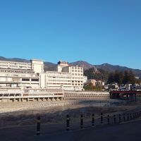 川辺にそびえる姿もまた贅沢さを演出