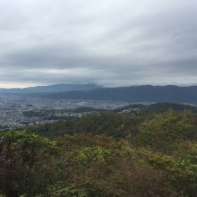 本堂裏手の山から見た景色
