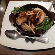 メイン料理。鳥のワイン煮