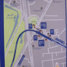 パホンヨーティン駅の出口は、公園の傍や道路沿いにもあります。