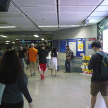 パホンヨーティン駅の構内の様子です。利用客の乗降が多いです。