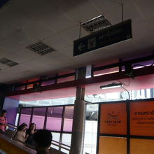 地下鉄のパホンヨーティン駅の構内のエスカレーターの様子です。