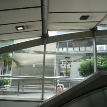 地下鉄のパホンヨーティン駅のエスカレーター出口の様子です。