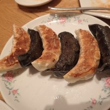 パンダ餃子。写真通り白い皮、黒い皮の組み合わせが名前の由来