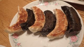餃子を中心にいろいろ注文、どれもおいしかった。カード可。全席禁煙。