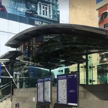 地下鉄ラップラオ駅の出口の様子です。ラップラオ通りの出口です