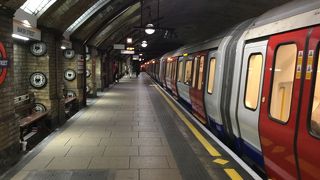 Earls Court で乗り換えを忘れてBaker Street まで来たのでバラ公園に行った