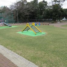 芝生の遊具広場