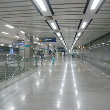 地下鉄ラップラオ駅の構内の様子です。広い構内で、明るいです。