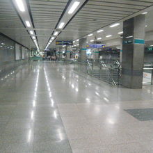 地下鉄ラップラオ駅の構内です。パーク＆ライド施設まで続きます