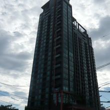 ラップラオ駅は、ラップラオ通りに面していて、高層ビルが多い。