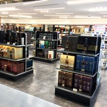 搭乗口フロアには高級免税店