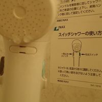 手元スイッチのあるシャワーと、壁の説明