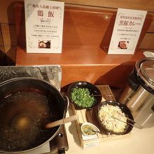 鶏飯と黒豚カレー。自分で適量を盛り合わせることができる